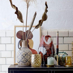 Deko auf einem Sideboard mit Vasen und Windlichtern von Bloomingville