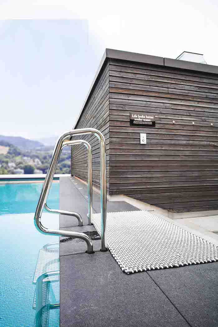 PAD concept Fußmatte und Badematte in Beige-Creme an einem Pool liegend