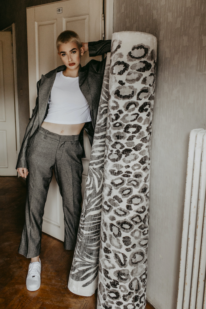 PAD Teppiche in schwar-weißem Leopardenprint mit Model