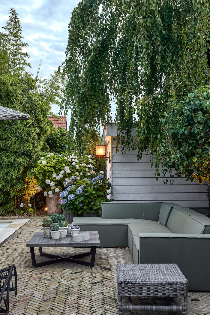 Sitzecke mit Rivièra Maison Outdoor-Möbeln