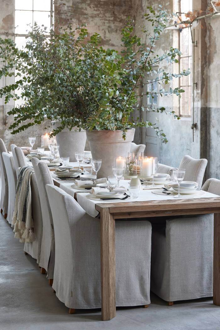Riviera Maison Esstisch mit großer Blumendekoration