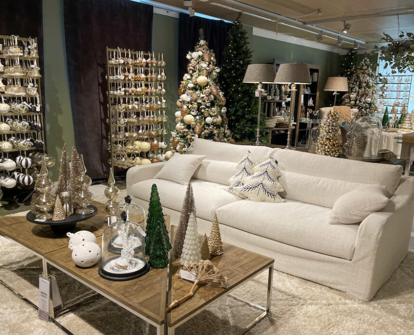Weihnachtsdeko im Showroom von Riviera Maison auf Waren-Displays und dekoriert