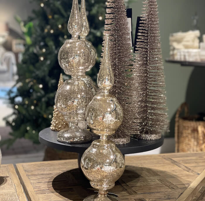 Weihnachtsdeko auf einem Tisch m Showroom von Riviera Maison
