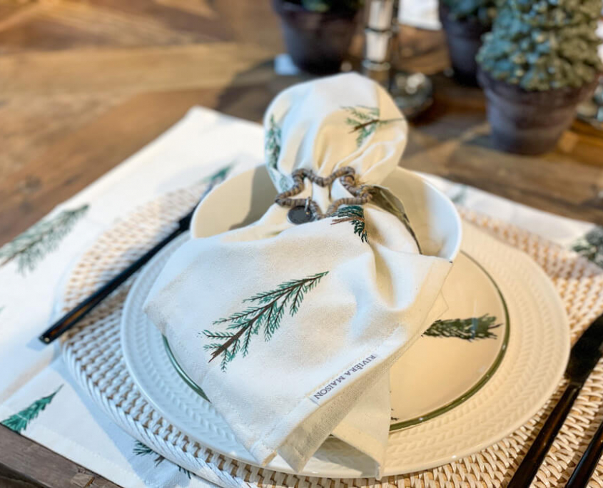 Weihnachtstextilien von Riviera Maison in Form einer Serviette mit aufgestickter Tanne