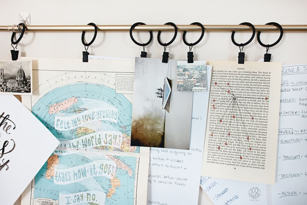 Inspiration für ein Moodboard mit aufgehängten Fotos und Texten