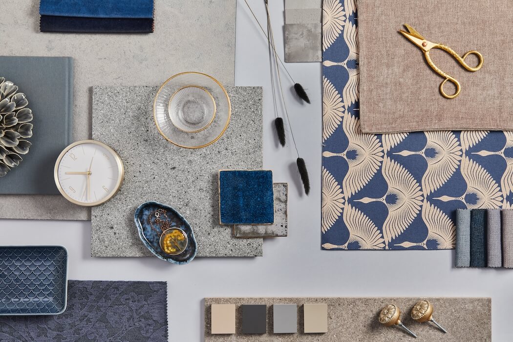 Moodboard mit material- und Farbmustern in Blau und Beige