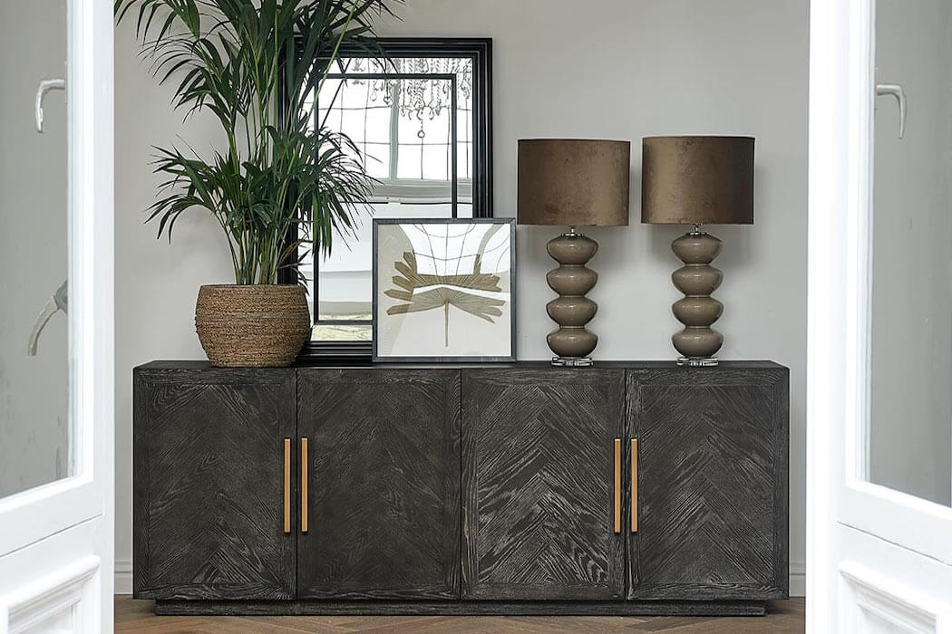 Riviera Maison Kommode Blackbone in Schwarz mit Tischleichten und Deko