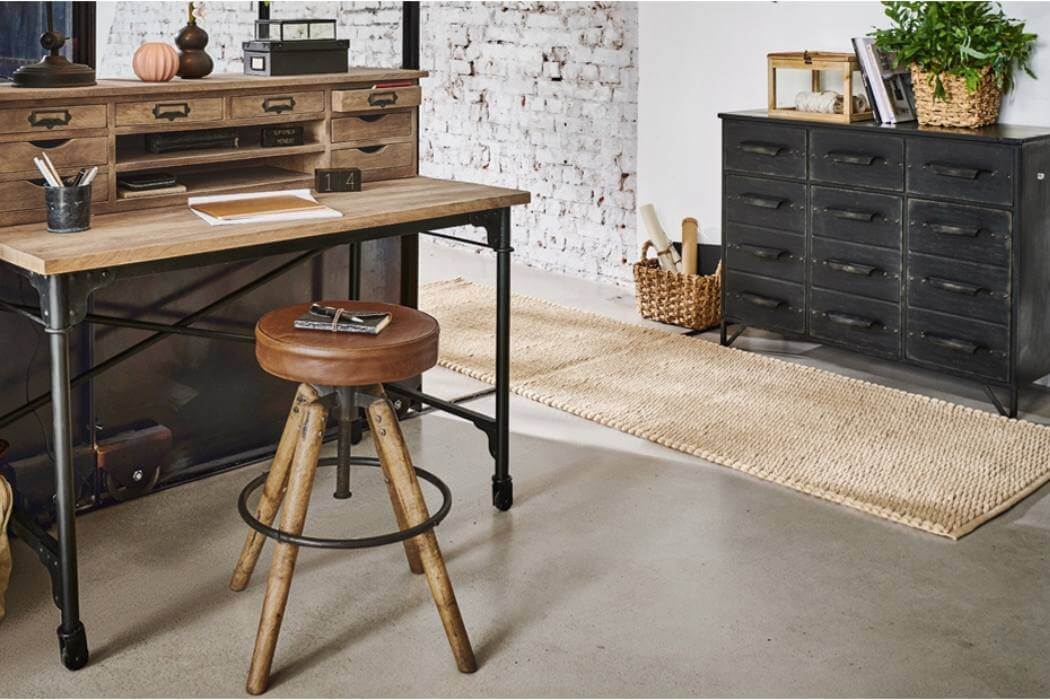 Arbeitsplatz wohnlich einrichten mit Schreibtisch und schwarzer Kommode