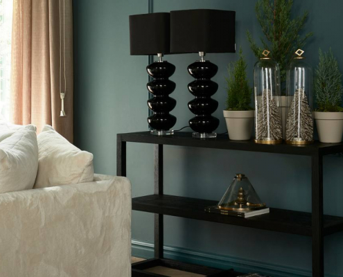 Schwarze Riviera Maison Lampen und Deko auf einer Konsole in einem Wohnzimmer