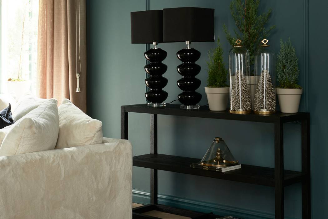 Schwarze Riviera Maison Lampen und Deko auf einer Konsole in einem Wohnzimmer