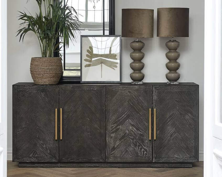 Flur modern gestalten mit Riviera Maison Konsole in schwarz mit zwei Leuchten und Deko