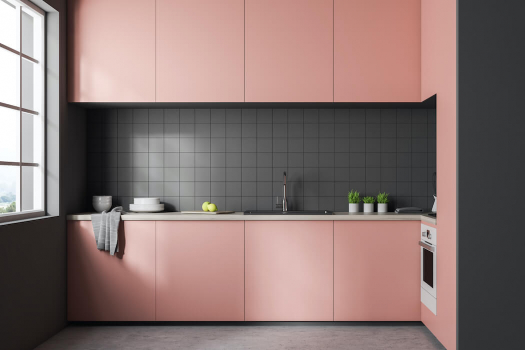 Rosa Küche mit einer rosa Küchenzeile kombiniert mit grauen Wänden im edlen Look