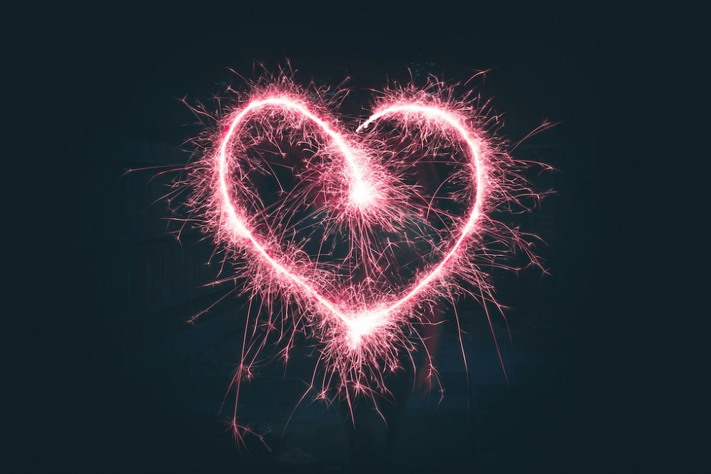 Rosa Herz als Feuerwerk im schwarzen Himmel