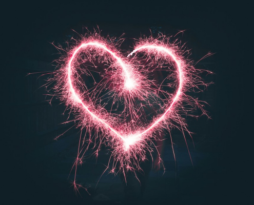Rosa Herz als Feuerwerk im schwarzen Himmel