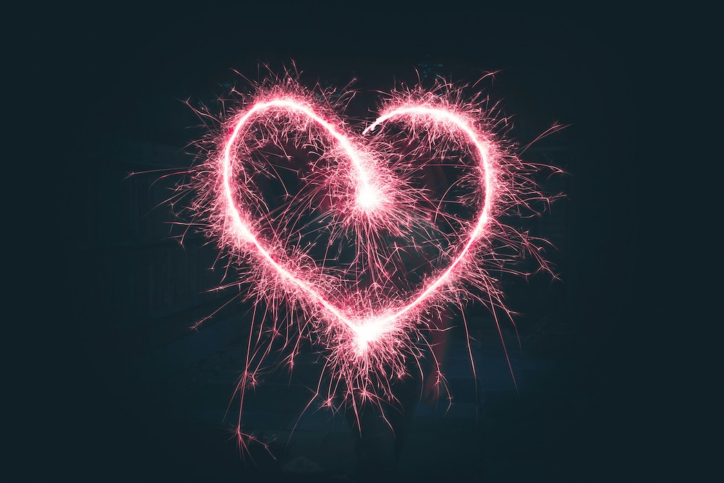 Rosa Herz als Feuerwerk im schwarzen Himmel