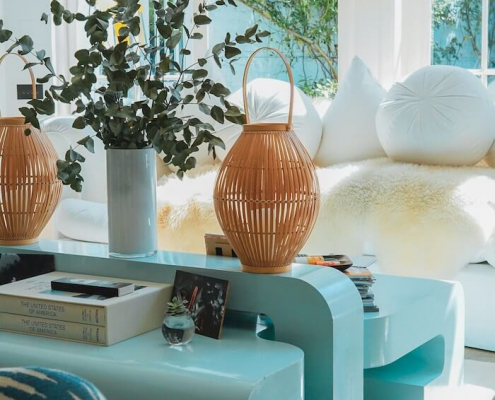 Wohnzimmer mit Pastellfarben und hellblauem Couchtisch