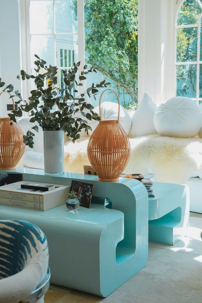 Wohnzimmer mit Pastellfarben und hellblauem Couchtisch