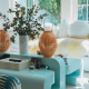 Wohnzimmer mit Pastellfarben und hellblauem Couchtisch