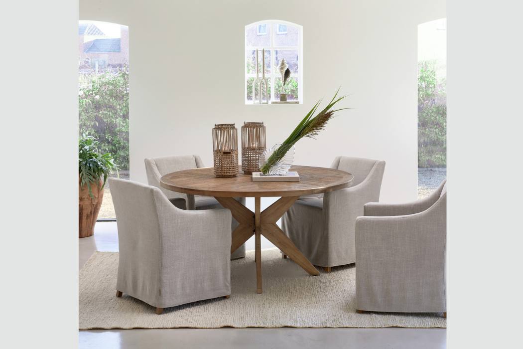 Esszimmer mit rundem Tisch von Rivièra Maison